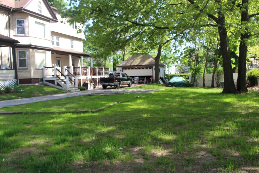 Building Photo - 27 Magoun Ave