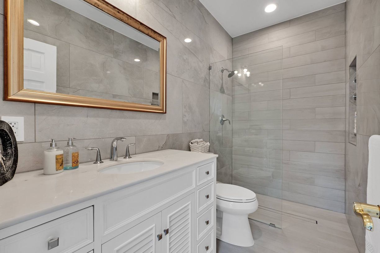 Building Photo - 131 Flying Point Rd