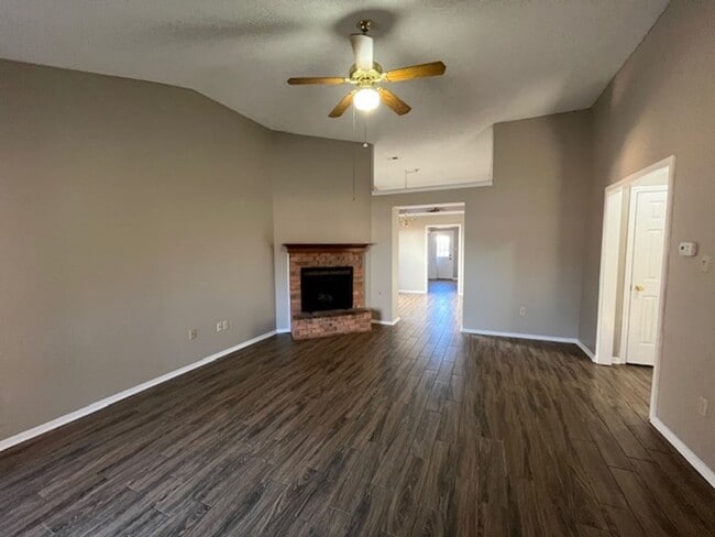 Building Photo - Renovated 2 Bedroom 2 Bath Home with 2 Car Garage for Rent!