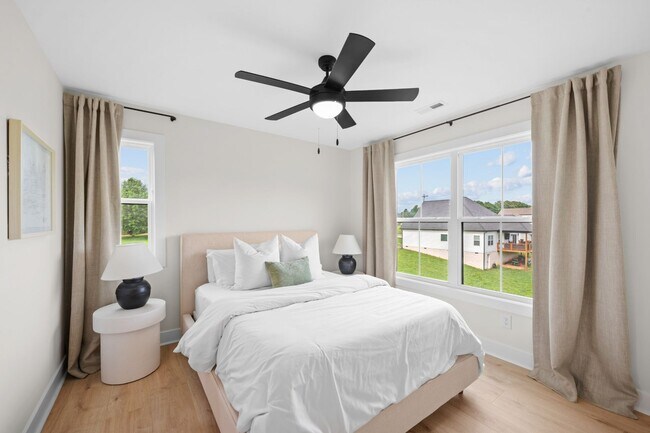 Building Photo - Modern 3 Bed on Nearly an Acre