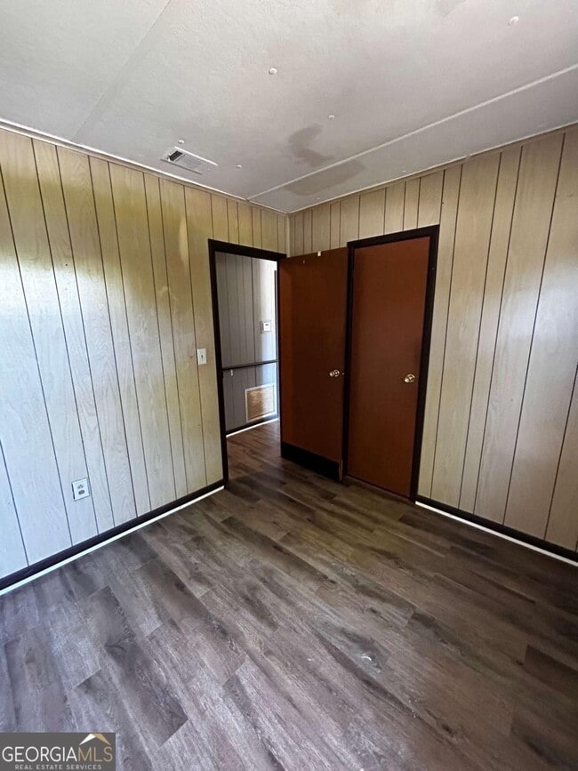 Building Photo - 2891 Village Green Dr