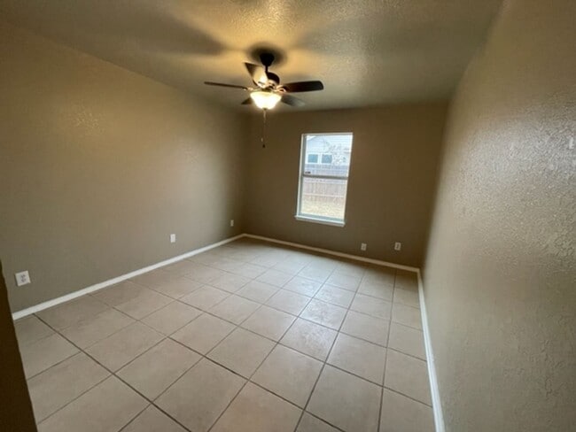 Building Photo - Beautiful One Story Home on a cul-de-sac near Lackland AFB