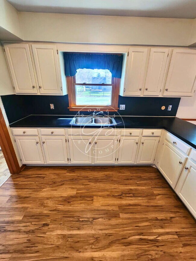 Building Photo - Sylvania Schools! Charming 3-Bedroom Ranch with Attached Garage & First-Floor Laundry