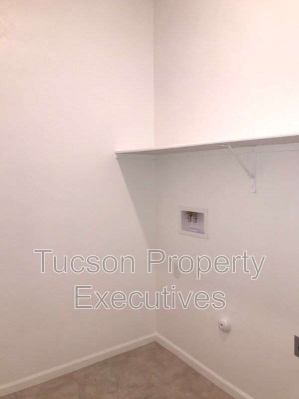 Building Photo - 10918 W Yates Ln