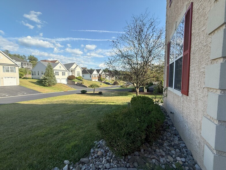 Building Photo - 3145 Pine Valley Way