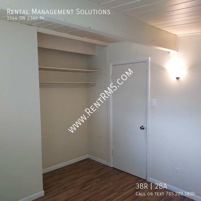 Building Photo - 1544 SW 23rd Park