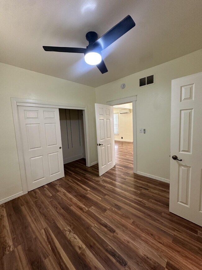 Building Photo - "Charming 2-Bedroom Retreat in the Heart of Windsor – 945 Sq. Ft. of Cozy Living!"