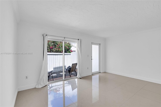 Building Photo - 4515 SW 68th Ct Cir