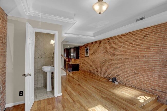 Building Photo - Chic City Living at 2308 E Fairmont Ave!