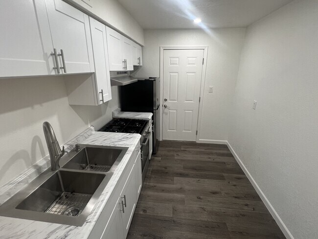 Building Photo - 1325 N 48th St