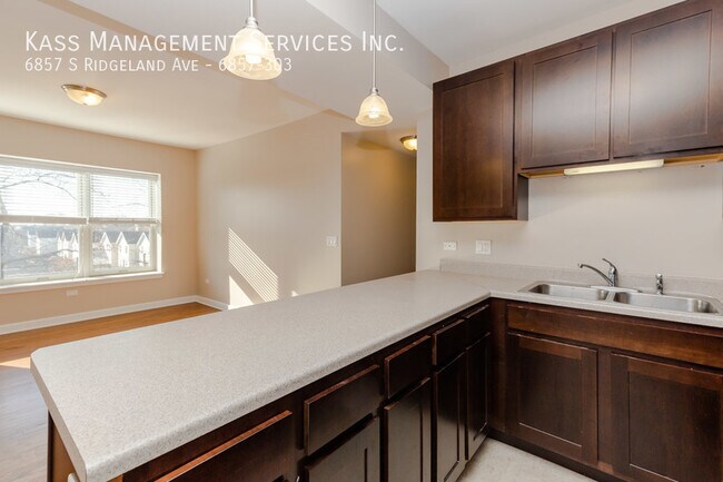 Building Photo - 6857 S Ridgeland Ave