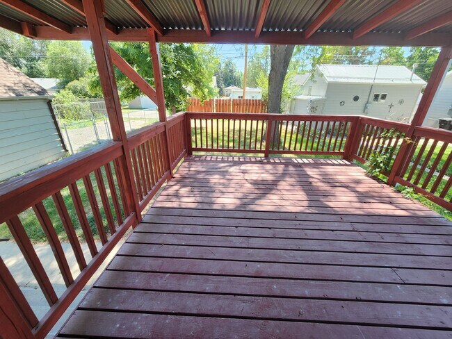 Building Photo - Completely remodeled 5 bed 2 bath home