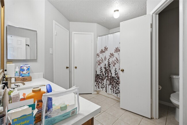Building Photo - 466 El Toro Ln