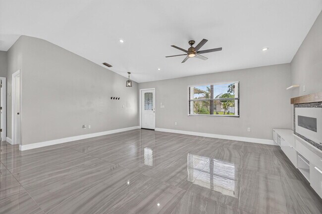 Building Photo - 825 SE Starflower Ave