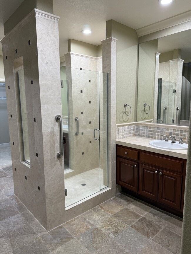 Building Photo - Beautiful 3 bedroom plus loft and office in highly sought Serrano community!