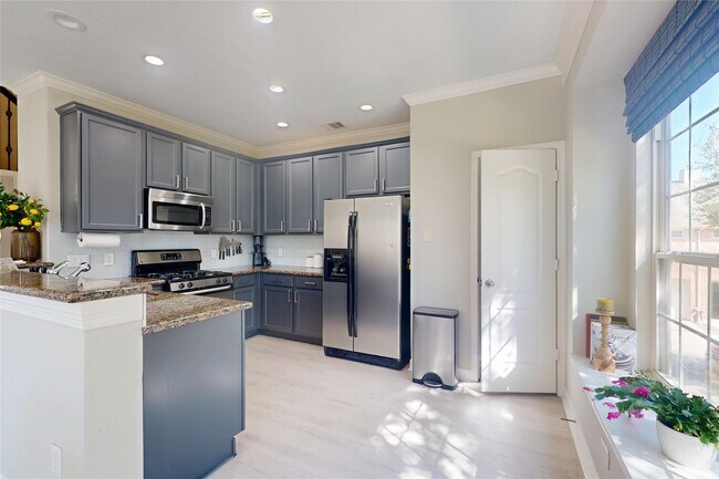 Building Photo - 6222 Skyline Dr