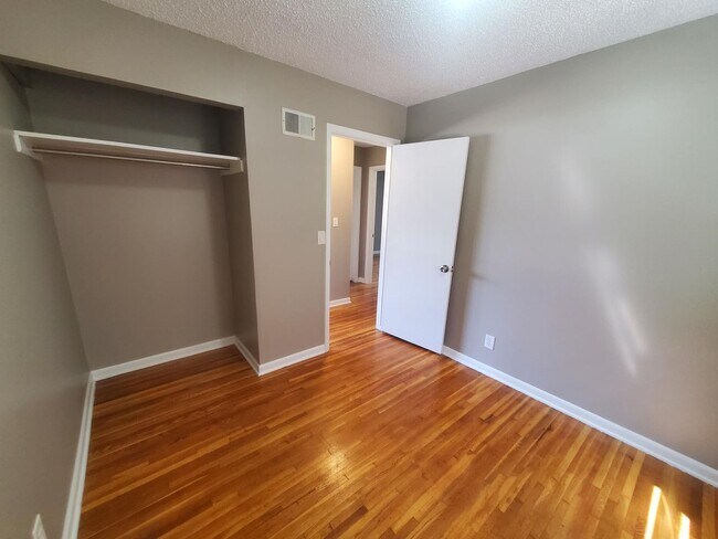 Building Photo - Single family home Recently renovated, mov...