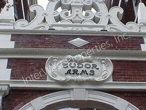 Building Photo - *1ST MONTH'S RENT FREE PROMO* Studio Unit in the Alphabet Dist w/hardwoods & W/S/G included in th...