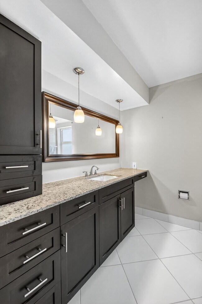 Building Photo - 113 Park Ln E