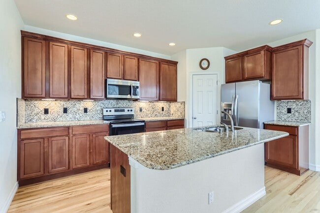 Building Photo - Beautifully maintained town-home in Centra...