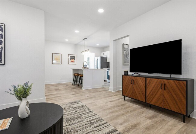 Building Photo - 643 W 8th Ave