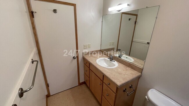 Building Photo - **$500 off** 2BD I 1BA + Parking - SW PDX