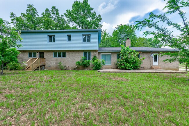 Building Photo - 400 Derby Ln