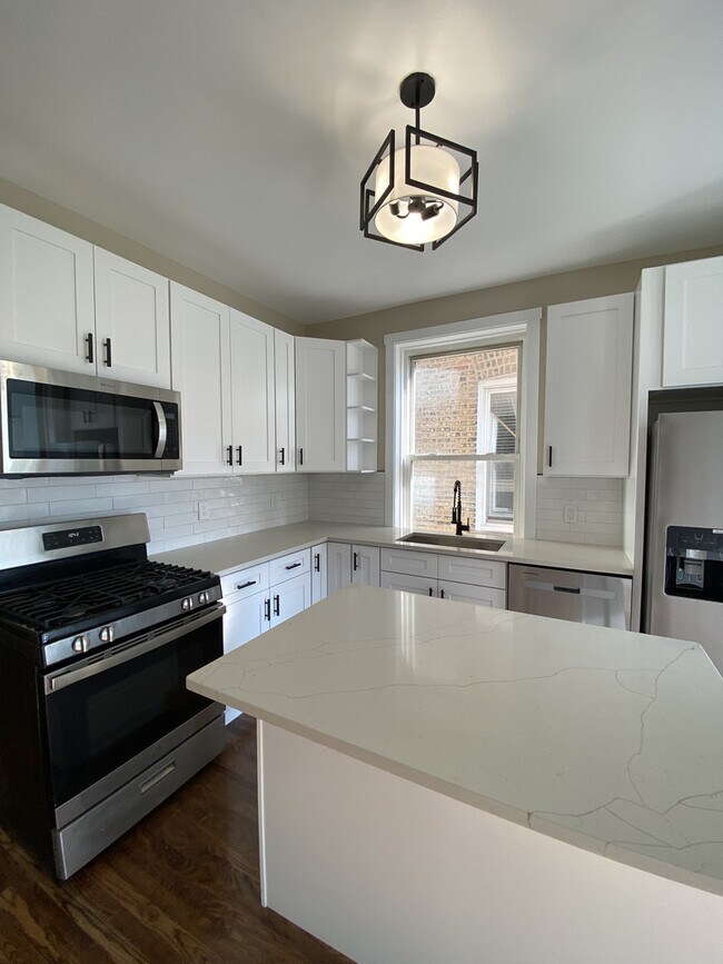 Building Photo - 3749 W Wrightwood Ave