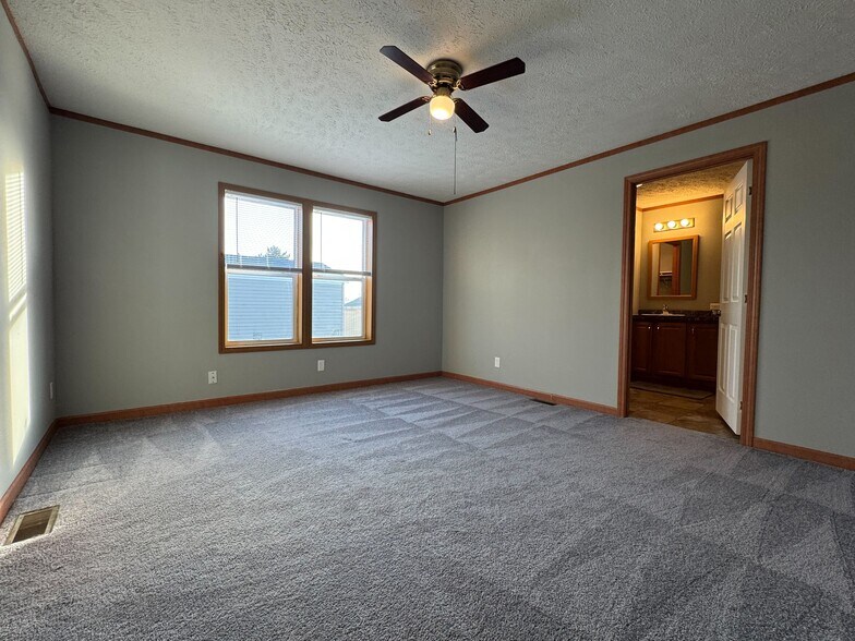 Building Photo - 2021 Lark Ln NW