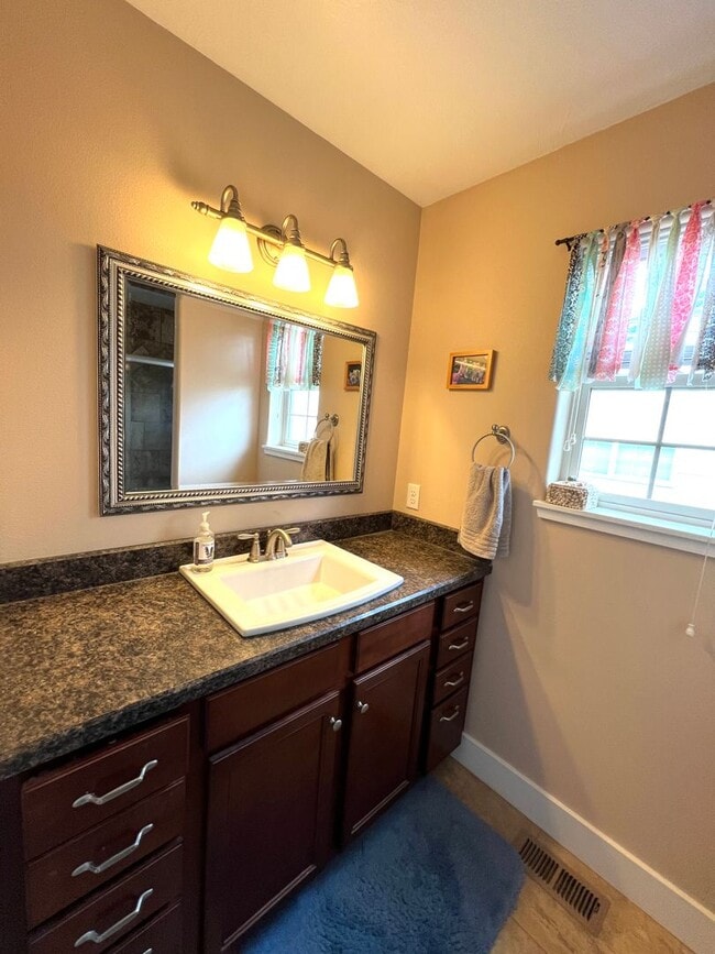 Building Photo - Pet Friendly 3 Bed 2 Bath Single Level Con...