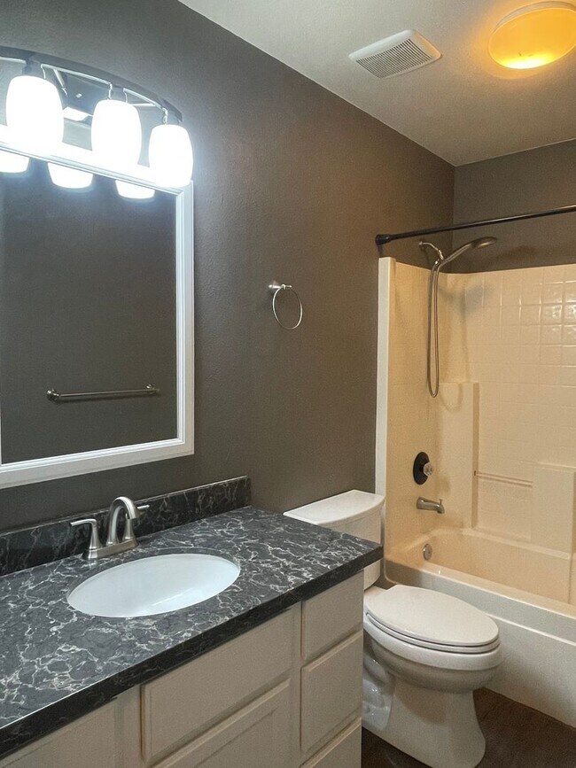 Building Photo - 3 BED 2 BATH HOUSE WITH FENCED BACKYARD IN THE COUNTRY HEIGHTS SUBDIVISION