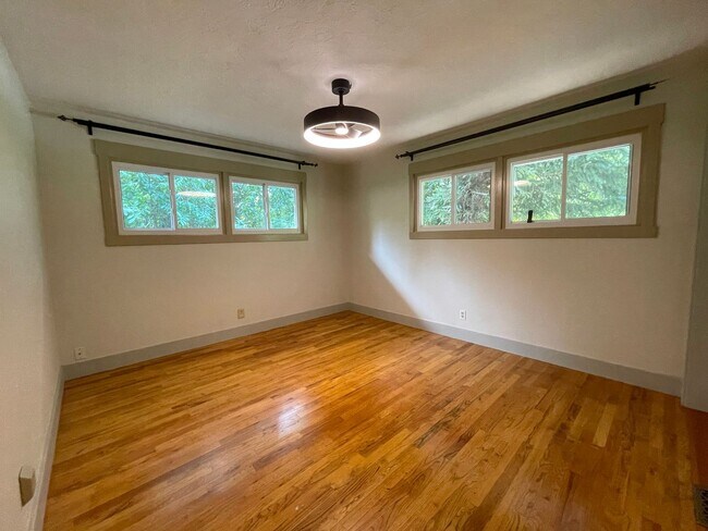Building Photo - Lovely Lake Oswego Home with Attached Gara...