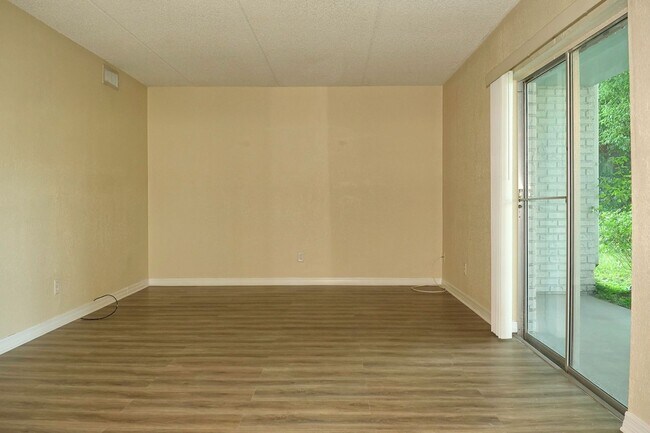 Building Photo - 2/2, updated, 1st floor condo, in Winter Park