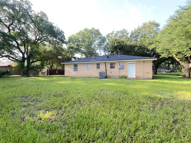 Building Photo - 409 La Bradford Dr