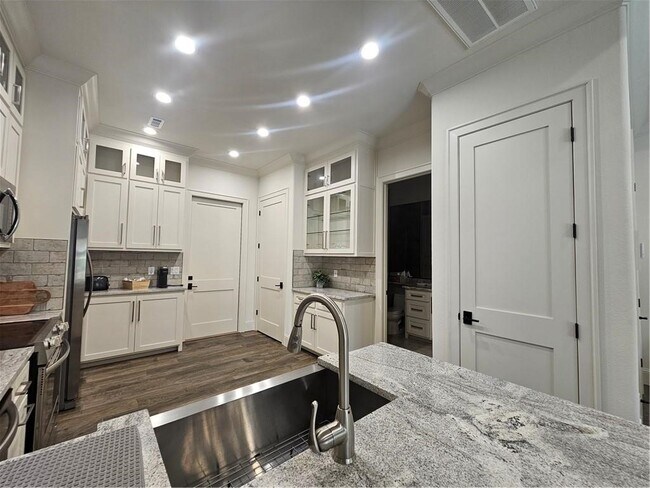 Building Photo - 97 Perth Dr