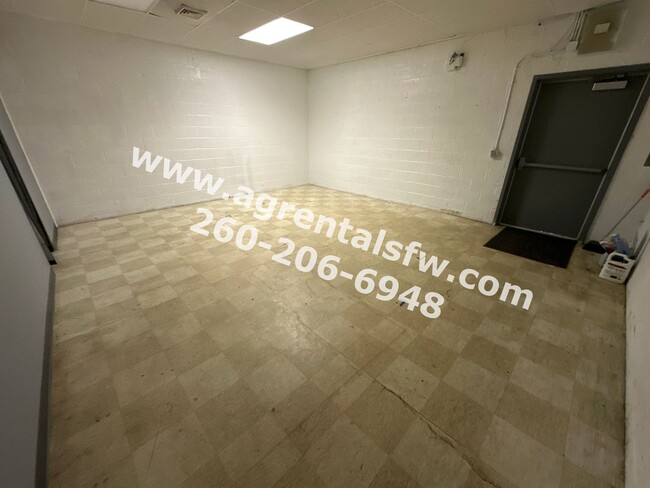 Building Photo - Retail/Office Space For Rent