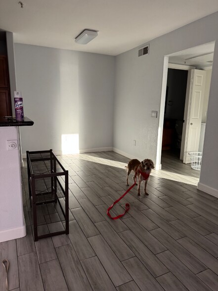 Building Photo - 1295 N Ash St