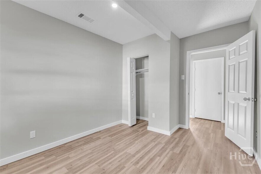Building Photo - 832 W 44th St