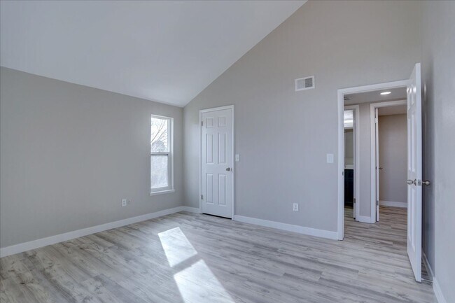 Building Photo - Stunning Top-Floor End Unit with Vaulted Ceilings and Modern Finishes