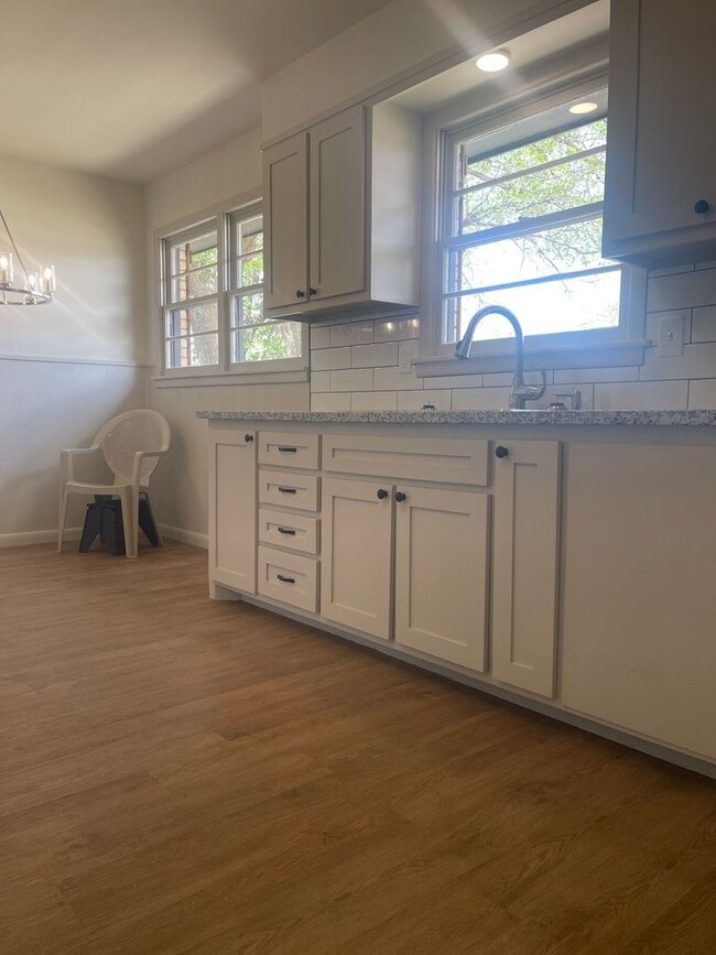 Building Photo - Pre-leasing for Fall! Adorable Remodeled House in Prime Location!