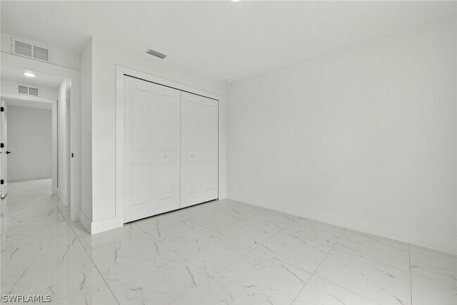 Building Photo - 1108 Eauclaire St E