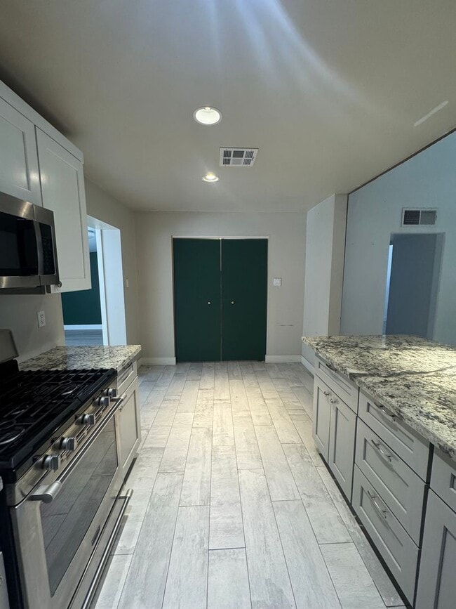 Building Photo - 2225 W Whitton Ave