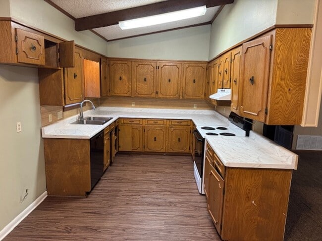 Building Photo - 610 Pine Cone Dr