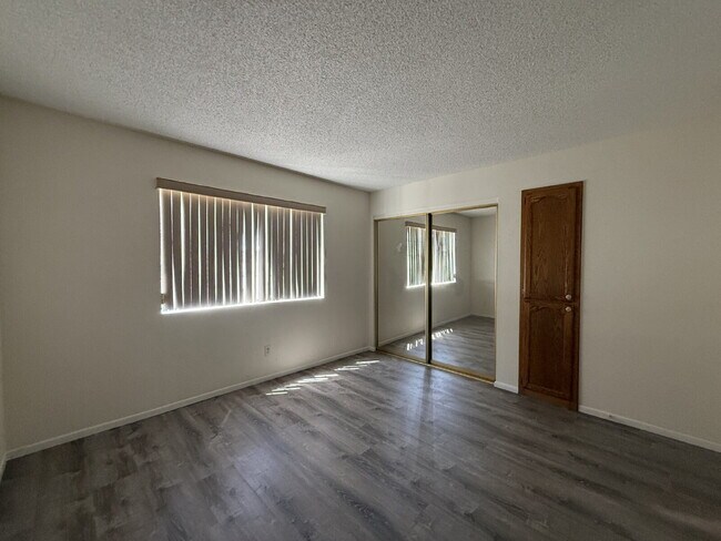 Building Photo - New Flooring, no carpet. 2bed 2bath Gated Community with a Swimming Pool