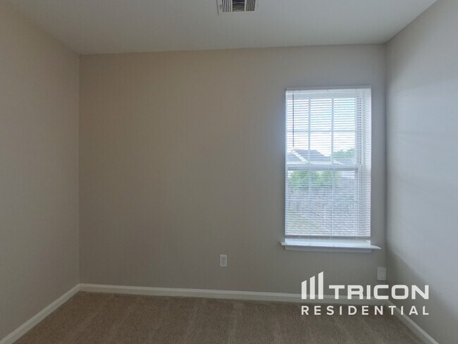 Building Photo - 827 Oakshire Cir