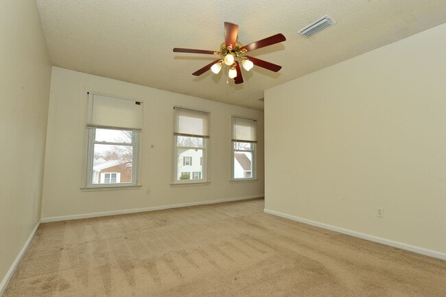 Building Photo - Gourmet Kitchen!