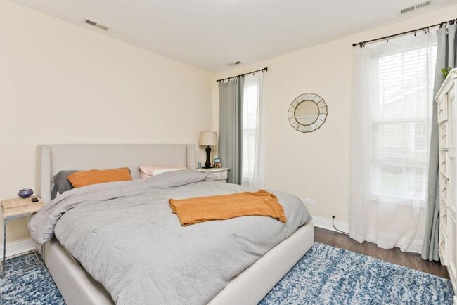 Building Photo - 2 bedroom in Chicago IL 60618