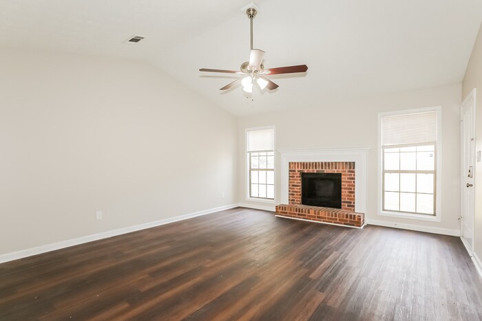 Building Photo - 945 Sideline Ct