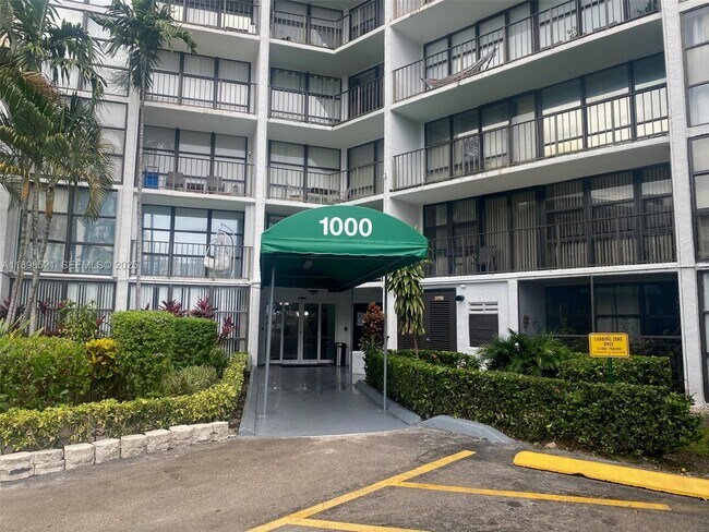 Building Photo - 1000 Parkview Dr