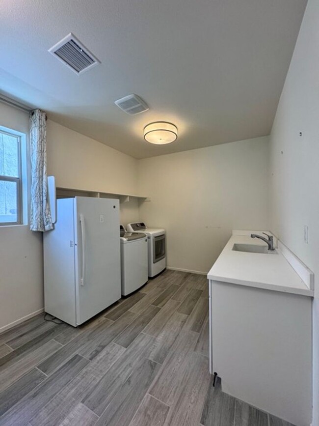 Building Photo - 4 bedroom single story Spencers Crossing h...